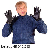 Кожаные перчатки. Продажа кожаных перчаток, модель. Мужчина в синем кардигане показывает надетые на руки кожаные перчатки. Поясной портрет. Стоковое фото, фотограф Олег Безруков / Фотобанк Лори