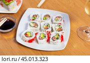 Sushi roll uramaki - tobiko roll with salmon, avocado, pepino, tobiko. Стоковое фото, фотограф Яков Филимонов / Фотобанк Лори