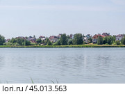 Современная деревня на берегу реки (2019 год). Редакционное фото, фотограф Алёшина Оксана / Фотобанк Лори