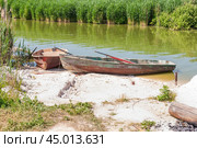 Лодки в зарослях тростника (2019 год). Стоковое фото, фотограф Алёшина Оксана / Фотобанк Лори