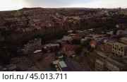 Aerial Evening View of Tbilisi with Sulfur Baths and Historic Buildings. Стоковое видео, видеограф Поскребышев Михаил / Фотобанк Лори