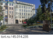 Старый доходный дом - улица Спиридоновка, 34, стр.1, Москва. Вид из сквера Эмира Абделькадера Эль Джазаири. Солнечный день в сентябре. Редакционное фото, фотограф Сергей Рыбин / Фотобанк Лори