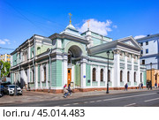 Церковь Троицы Живоначальной на Грязех у Покровских Ворот, улица Покровка, Москва (2023 год). Стоковое фото, фотограф Baturina Yuliya / Фотобанк Лори