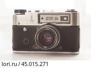 Retro photo camera FED 5v, Soviet rangefinder camera with emblem of XXII Olympic Games (2014 год). Редакционное фото, фотограф Зарифа Арсланова / Фотобанк Лори