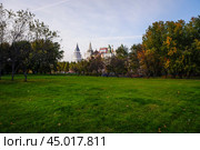 Парк и Измайловский кремль в районе Измайлово, Москва. Солнечный осенний день. (2020 год). Стоковое фото, фотограф Александр Кузнецов / Фотобанк Лори