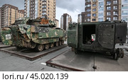Побитые американские БМП W2A2 «BRADLEY» и  бронетранспортер M113 A2. Выставка трофейной техники из зоны СВО.Гусеничная бронированная машина армии США. Передвижная выставка трофейной техники НАТО "Сила v правде- гордость и победа" (2024 год). Редакционное видео, видеограф Александр Тараканов / Фотобанк Лори