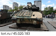 Разбитая американская БМП W2A2 «BRADLEY». Гусеничная бронированная машина армии США. Передвижная выставка трофейной техники НАТО "Сила v правде- гордость и победа" (2024 год). Редакционное видео, видеограф Александр Тараканов / Фотобанк Лори