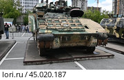 Разбитая американская БМП W2A2 «BRADLEY». Гусеничная бронированная машина армии США. Передвижная выставка трофейной техники НАТО "Сила v правде- гордость и победа" (2024 год). Редакционное видео, видеограф Александр Тараканов / Фотобанк Лори
