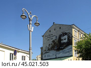 Русский этнограф Николай Миклухо-Маклай, портрет граффити на стене дома в центре Москвы. Солнечный летний день (2019 год). Редакционное фото, фотограф Александр Кузнецов / Фотобанк Лори