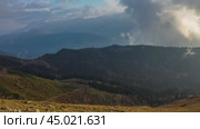 Timelapse of the clouds swirling over the mountain range. Таймлапс облаков, которые клубятся над горной грядой. Стоковое видео, видеограф Валерий Тесаков / Фотобанк Лори