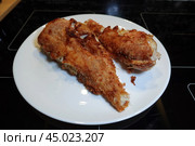 Жареная рыба в кляре (манка, мука). Обжаренный красный морской окунь на тарелке. Fried fish in batter. Fried red sea bass on a plate. Стоковое фото, фотограф Юрий Пуликов / Фотобанк Лори
