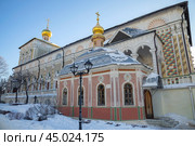 SERGIEV POSAD, RUSSIA - JANUARY 05, 2024: Mikheevskaya Church on the background of the Refectory. Holy Trinity St. Sergius Lavra. Sergiev Posad. Moscow region. Стоковое фото, фотограф Анна Карасева / Фотобанк Лори