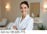 Portrait of smiling spa salon receptionist. Стоковое AI-изображение, AI-художник Ирина Старикова / Фотобанк Лори