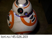 Дроид-астромеханик BB-8 из киновселенной "Звездные войны" (Star Wars) во время проведения фестиваля Epic Con Russia в городе Москве, Россия. Редакционное фото, фотограф Николай Винокуров / Фотобанк Лори