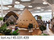 Modern interior of international airport in the capital Baku. Republic of Azerbaijan (2023 год). Редакционное фото, фотограф Евгений Ткачёв / Фотобанк Лори