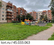 Современная детская площадка во дворе. Ботаническая улица (дома 7 к2, 5к1, 5к2 литер А, серия 1-528КП). Город Петергоф, Россия. Редакционное фото, фотограф Щеголева Ольга / Фотобанк Лори