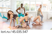 Woman performing sensual vogue dance floorwork at group studio. Стоковое фото, фотограф Яков Филимонов / Фотобанк Лори