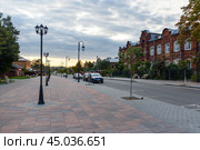 View on the street Saltykov-Shchedrin in Taldom. Moscow Oblast, Russia (2017 год). Редакционное фото, фотограф Elena Odareeva / Фотобанк Лори