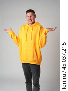 Portrait of confused clueless man on gray background in studio. Стоковое фото, фотограф Сергей Толмачёв / Фотобанк Лори
