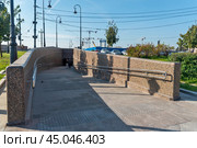 Новый пешеходный переход на площади Академика Лихачева у Биржевого моста. Санкт-Петербург. Редакционное фото, фотограф Александр Щепин / Фотобанк Лори