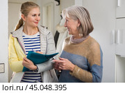Young female social worker conducts a survey with an elderly woman. Стоковое фото, фотограф Яков Филимонов / Фотобанк Лори