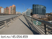 Road on Voroshilovsky bridge in Rostov-on-Don, Russia (2021 год). Редакционное фото, фотограф Elena Odareeva / Фотобанк Лори