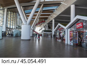 Inside of passenger terminal of Platov International Airport in Rostov-on-Don, Russia (2021 год). Редакционное фото, фотограф Elena Odareeva / Фотобанк Лори