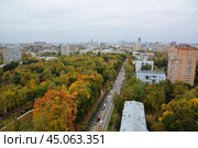 Вид на Бабушкинский парк и жилые дома на Янтарном проезде в Москве осенью (Лосиноостровский район) Стоковое фото, фотограф Александр Замараев / Фотобанк Лори