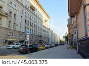 Ананьевский переулок в Москве (вид от Садового кольца). Зона платной парковки (2024 год). Редакционное фото, фотограф Александр Замараев / Фотобанк Лори