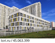 Здание поликлиники № 5 ГБУЗ Московской области в Новых Химках (Молодёжная ул., 64, стр. 1) (2024 год). Редакционное фото, фотограф Александр Замараев / Фотобанк Лори