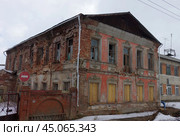 "Купеческий особняк И.З. Карпова". Невьянск, Комсомольская улица, дом 3 (2019 год). Редакционное фото, фотограф Алексей Иванов / Фотобанк Лори
