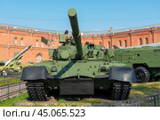 Основной боевой танк Т80Б. Военно-исторический музей артиллерии, инженерных войск и войск связи. Санкт-Петербург. Редакционное фото, фотограф Александр Щепин / Фотобанк Лори