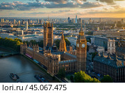Пейзажная фотография Лондона на закате с высоты птичьего полёта. Вид на Биг-Бен. Стоковое AI-изображение, AI-художник Максим Коломыченко / Фотобанк Лори