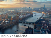 Пейзажная фотография Лондона на закате с высоты птичьего полёта. Вид на Биг-Бен. Стоковое AI-изображение, AI-художник Максим Коломыченко / Фотобанк Лори