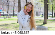 Calling by Phone. Young beautiful blonde woman talking on cell phone. Стоковое видео, видеограф Андрей Аркуша / Фотобанк Лори