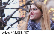 Close up of young beautiful blonde woman in fur coat, winter outdoors. Стоковое видео, видеограф Андрей Аркуша / Фотобанк Лори