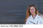 Hair Model. Beautiful Young blond Woman Against the background of an iron wall. Стоковое видео, видеограф Андрей Аркуша / Фотобанк Лори