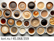 Lots of mugs of different coffee and coffee drinks on a white table. Top view, flat lay. Стоковое AI-изображение, AI-художник Photojuli / Фотобанк Лори