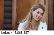 Hair Model. Beautiful Young blond woman showing off her long lush hair in wooden wall. Стоковое видео, видеограф Андрей Аркуша / Фотобанк Лори
