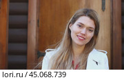 Hair Model. Young beautiful blond girl showing off her long lush hair. Стоковое видео, видеограф Андрей Аркуша / Фотобанк Лори