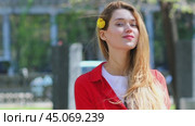 Slowmo Hair Model. Young blond woman showing off her long lush hair in summer street. Стоковое видео, видеограф Андрей Аркуша / Фотобанк Лори