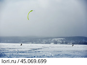 Training of athletes in kiting on a winter sunny day on Lake Onega,Petrozavodsk. Стоковое фото, фотограф Анна Кривицкая / Фотобанк Лори