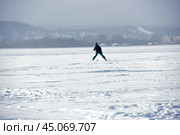 Training of athletes in kiting on a winter sunny day on Lake Onega,Petrozavodsk. Стоковое фото, фотограф Анна Кривицкая / Фотобанк Лори