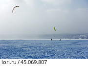 Training of athletes in kiting on a winter sunny day on Lake Onega,Petrozavodsk. Стоковое фото, фотограф Анна Кривицкая / Фотобанк Лори