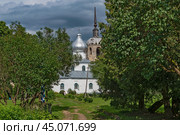 Порховская крепость. Внутрення территория с Никольской церковью и башней. Город Порхов Псковской области (2024 год). Редакционное фото, фотограф Румянцева Наталия / Фотобанк Лори