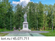 Памятник В.И. Ленину в Парке культуры и отдыха. Город Порхов Псковской области (2024 год). Редакционное фото, фотограф Румянцева Наталия / Фотобанк Лори
