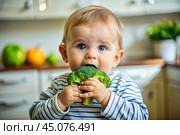 Healthy baby food. The first meal. Feeding the baby. A cute kid tastes broccoli. Fresh vegetables and fruits. Стоковое AI-изображение, AI-художник Photojuli / Фотобанк Лори