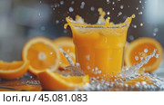 Orange juice pouring and splashing in slow motion on dark background. Delicious drink in splashes in glass. Стоковое AI-видео, аниматор Ирина Михайличенко / Фотобанк Лори