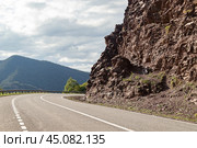 Горная асфальтированная дорога поворачивает за угол. Стоковое фото, фотограф Сергей Сергеев / Фотобанк Лори