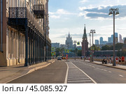 Вид на Софийскую набережную Москвы-реки, Кокоревское подворье и Московский Кремль (2024 год). Стоковое фото, фотограф Pukhov K / Фотобанк Лори